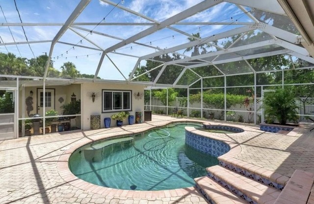 Casita steps from beautiful Tampa bay, relaxing pool, kayaks, bikes, beach gear
