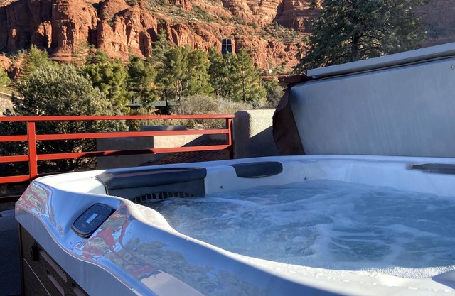Sedona Fox Casita Private Hot Tub, Outdoor Dining, Rooftop Deck+Full Kitchen+Patio With Views!