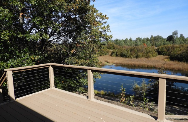 Maison de 2 300 pieds carrés sur une falaise surplombant Hat Creek