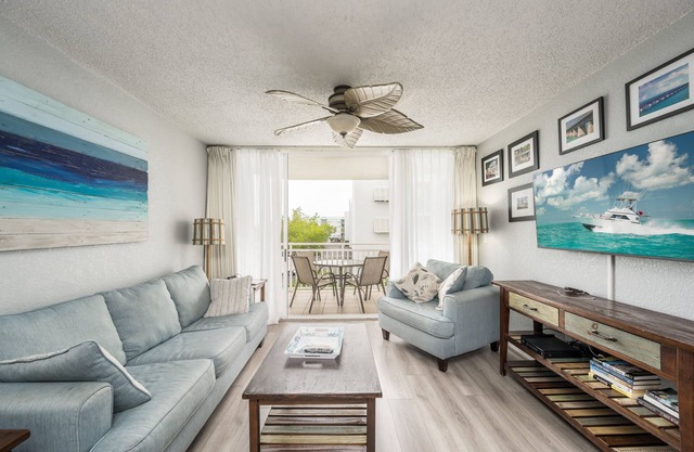 Castaway Cove: 2/2 Condo near the beach with shared pool and hot tub