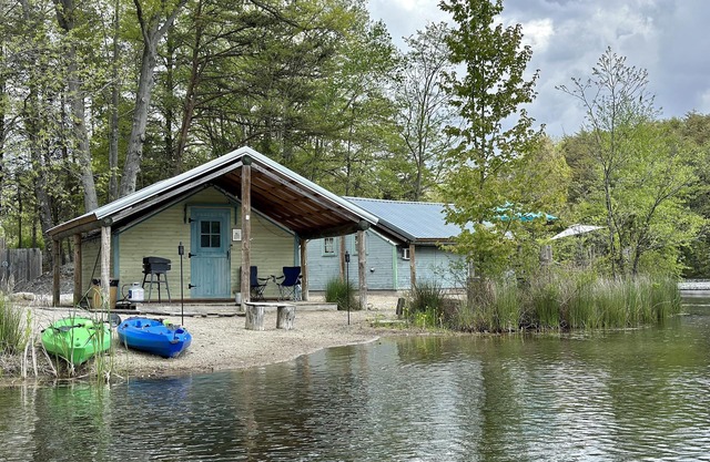Tente de chalet en toile côté lac Castaway