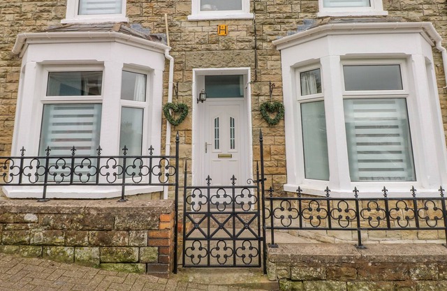 Castell Newydd, BRIDGEND