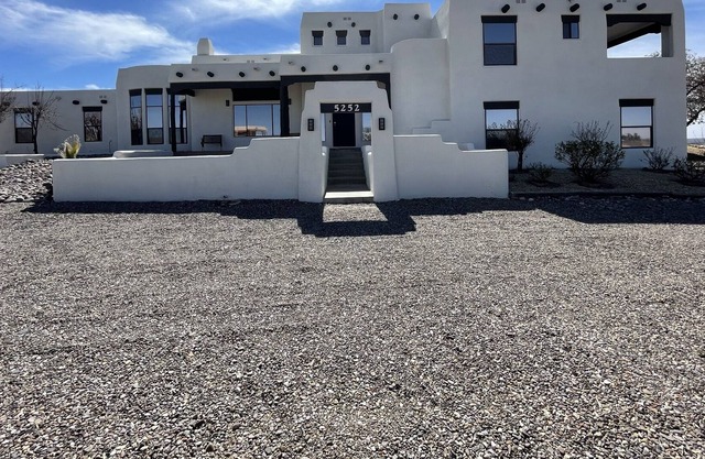 Castillo Blanco - Gorgeous Pueblo style property with stunning Organ Mtn Views