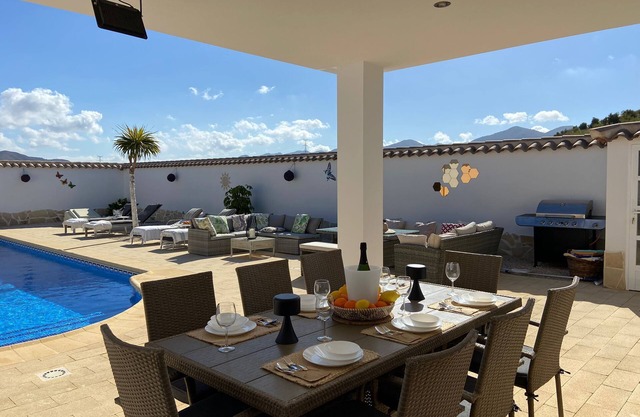R007 Stunning, Modern rural villa & large private pool close to Lorca Town