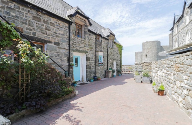 CASTLE LODGE, pet friendly, character holiday cottage in Harlech