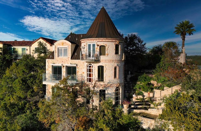 Fabulous castle suite! Incredible sunset views-main basin Lake Travis!