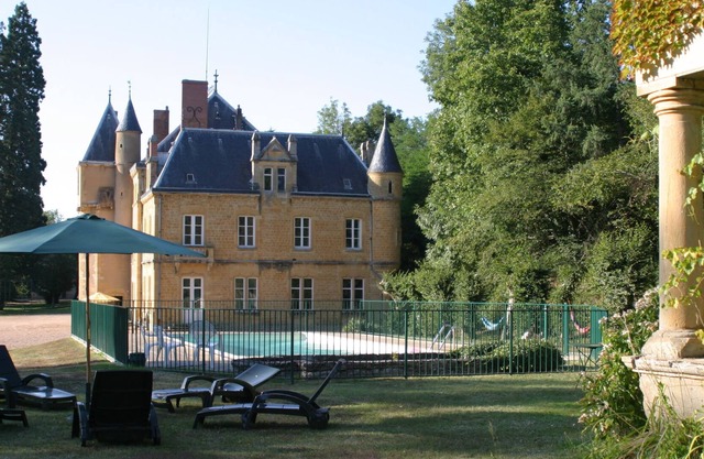 Château - piscine privée -possibilité pour 32 personnes (dépendances pour 12)
