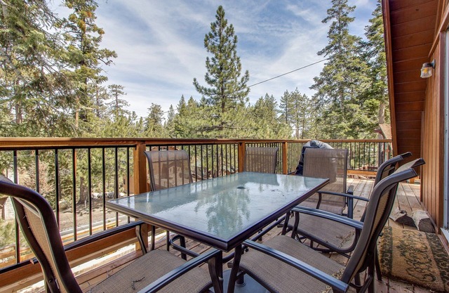 Castle Rock Cabin #2 ~ Cozy cabin close to Fisher Cove & Boulder Bay - short drive to skiing