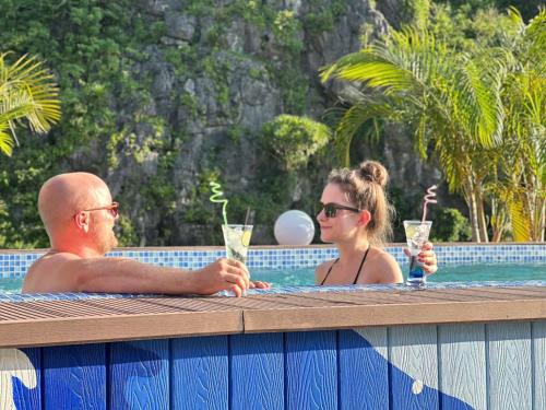 Cat Ba Viet Hoa Hotel & Residence - Pool & Bar