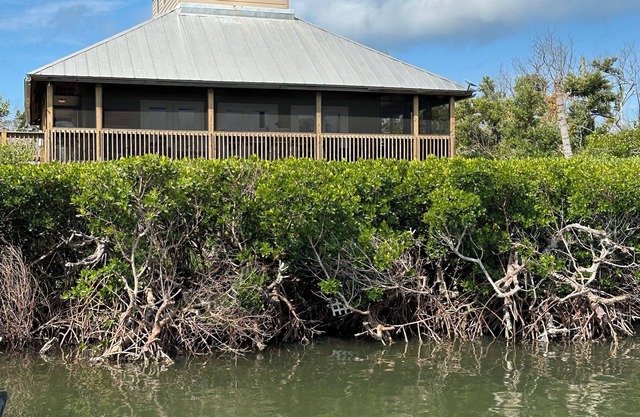 Catch n' Relax: 3BR/2BA Secluded Retreat with Private Dock & Beach Access.
