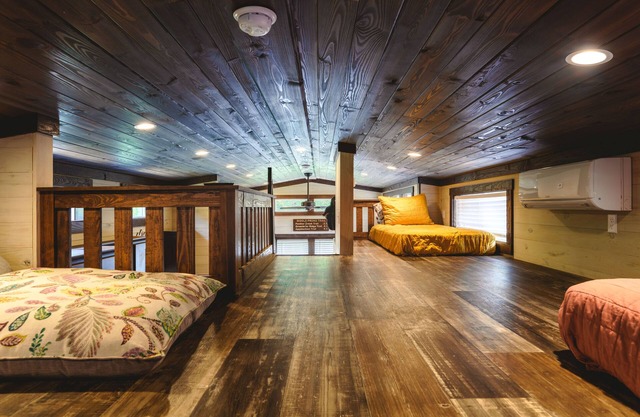 "Catching Fireflies" - Riverfront Tiny Home in the Smoky Mountains