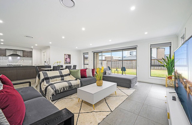 Catherine Field Spacious Modern 4Br home