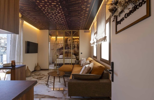 Catholic Monarchs | Palatine Concept Suites | Apartment and Luxury in Granada Center