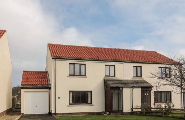 CAUSEWAY COTTAGE, pet friendly, with a garden in Holy Island