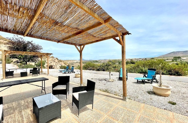 Casa cueva Nadieh con piscina
