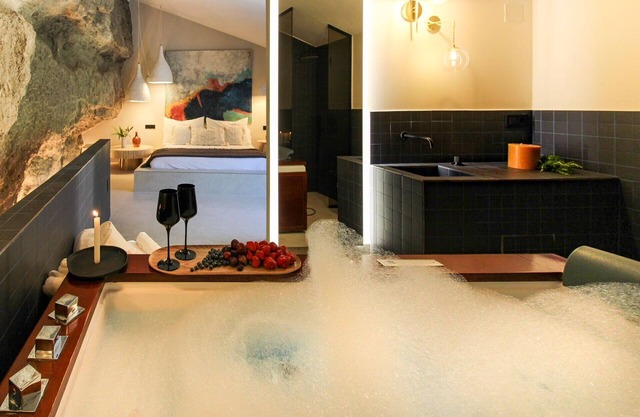 Cave Suite COVA (Lomas de Ruvira cave hotel)