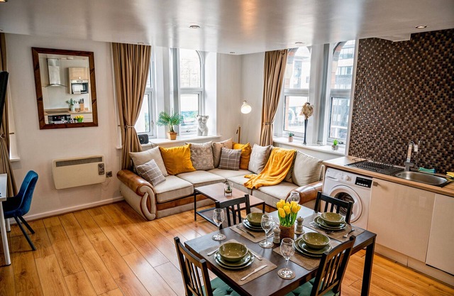 Cavern Quarters - Spacious City Centre Hub, Jacuzzi Bath - 3 Mins from Cavern
