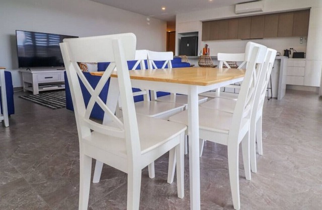 Caves Beach Retreat - beach and local cafes