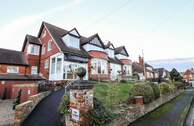 CAXTON HOUSE, pet friendly, character holiday cottage in Skegness