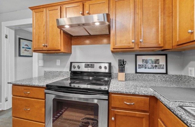 CB90 Cottage: USC, Fort Jackson, Downtown Columbia