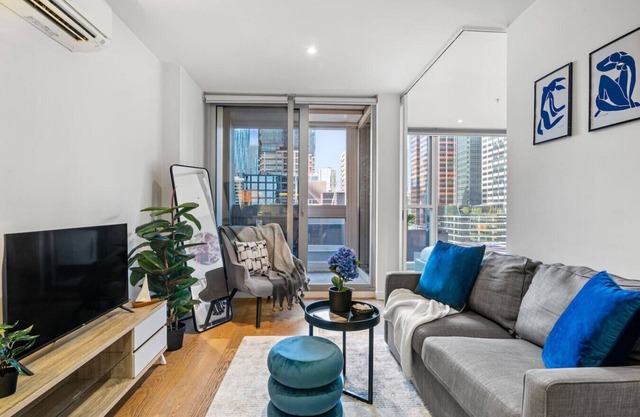 CBD Elegance | 2BR Apt w/Pool, Gym & City Views
