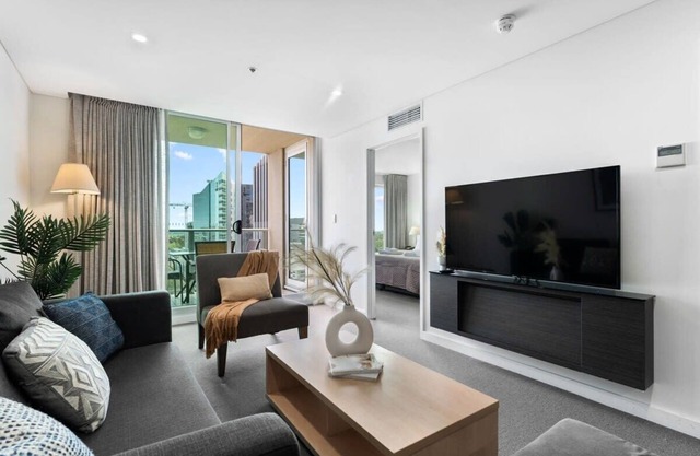 CBD Modern 2BR/ Free Parking