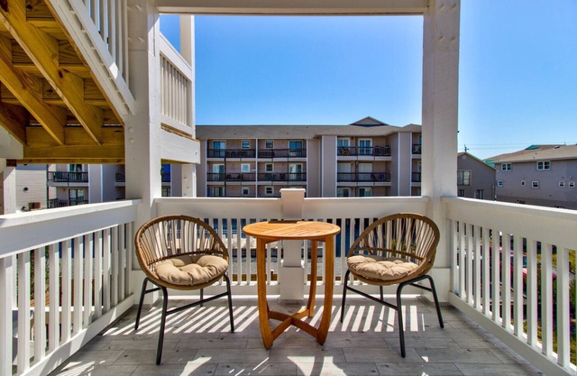 CD506: The Deck House-Twin townhomes with water views, 2 hot tubs, roof decks, a