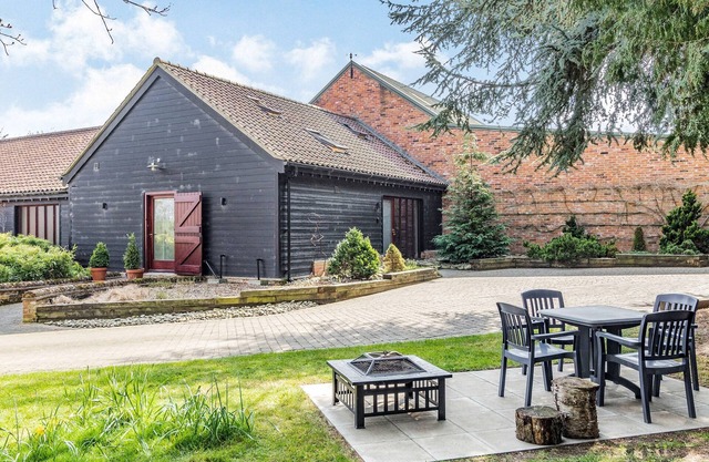 Cedar Barn - UKC5406