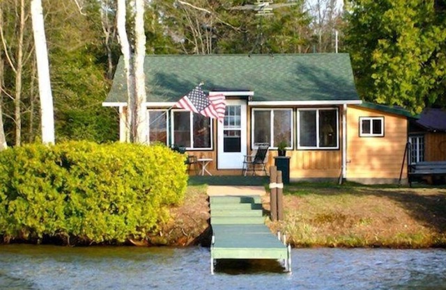 Lakefront Cedar Log Cottage dans un cadre isolé Wilderness