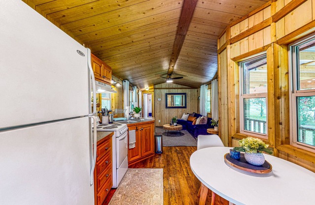 Cedar cabin with pretty pond, beach, swimming deck & tropical hut/bar