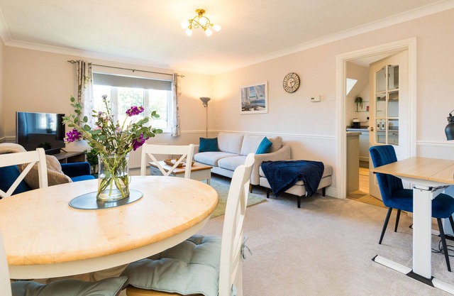 Cedar - Cosy 2 Bed Apartment Close to Town