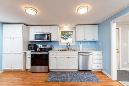 Cedar Cove Cottage by Simple Life Rentals