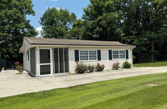 Douglas Lake- Cedar Cove Hideaway 2 bed,2 ba -boat launch & dock. Pet friendly!