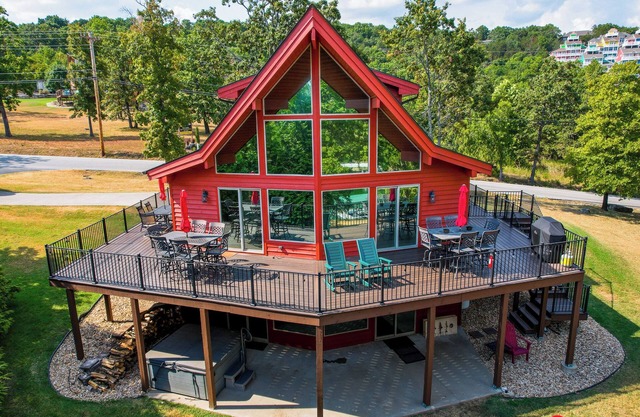 Cedar Cove -Private Lake Front + Hot Tub -5 min to Branson Strip -Dogs ok w/fee!