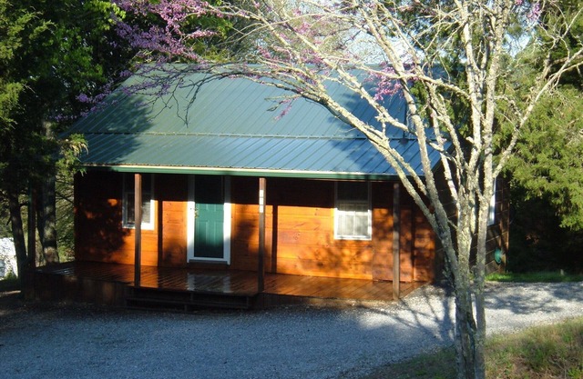 Cedar Crest cabane près du lac Douglas. Confortable et rustique