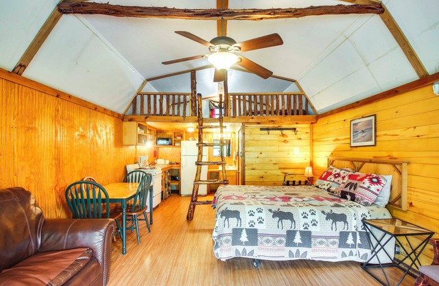 Cedar Falls Cabin 2: Family Getaway By Honey Creek
