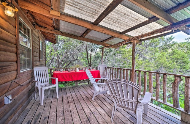 'Cedar Falls Cabin 4': Nestled by Honey Creek