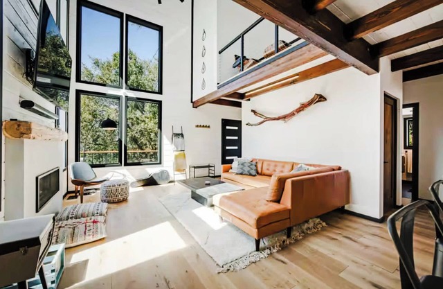 Cedar Haus: Modern Family Haven w Game Room, Hot Tub, EV Charger, Fully Fenced Y