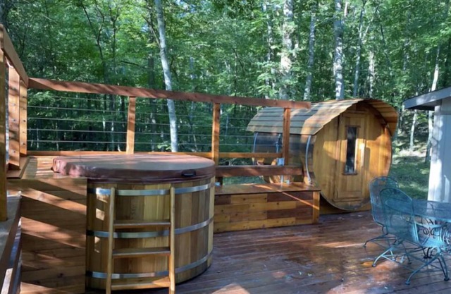 Cedar Hot Tub & Cedar Barrel Sauna A Truly unique cabin at Innsbrook Resort !