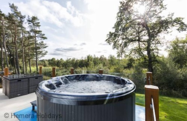 Cedar Hot Tub Lodge - 2 large Bedrooms, ensuite Shower Room, Luxury Living Space
