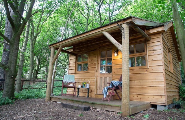 Cosy Countryside Cedar Lodge with Outdoor Seating and BBQ. Pet Friendly!