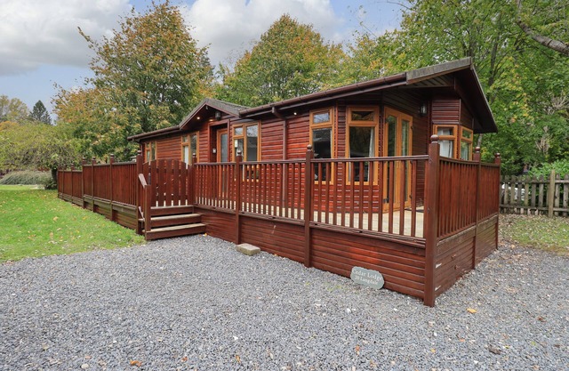CEDAR LODGE, pet friendly, with hot tub in Windermere