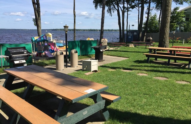 Peaceful Air Conditioned Lakefront Lodge Retreat, 2 chambres 1 salle de bain pour 6 personnes