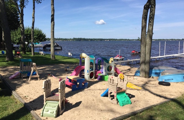 Marchez juste en dehors de l'eau, au bord du lac Cottage - 4 chambres / 2 salles de bain, pour 10 personnes!