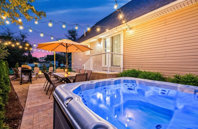 Cedar Point/Kalahari/Sports Force/Hot tub/Firepit/EV/Pets/Beach/Fireplace/Park