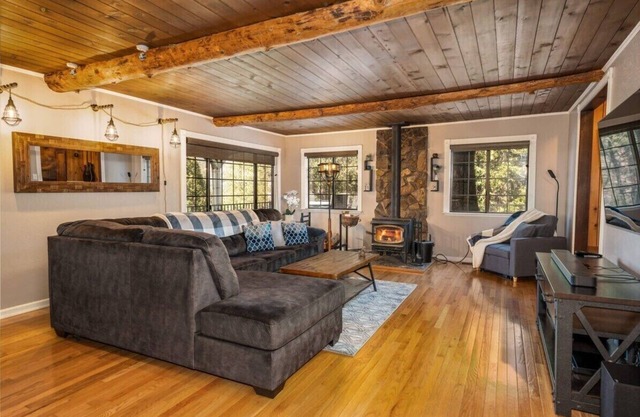 Cedar Ridge/Hot Tub/BBQ/Sleeps 8