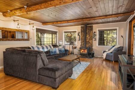 Cedar Ridge Hot Tub BBQ Sleeps 8