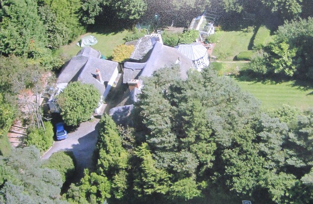 Chaumière dans son propre jardin, sur un terrain de la maison du propriétaire à proximité
