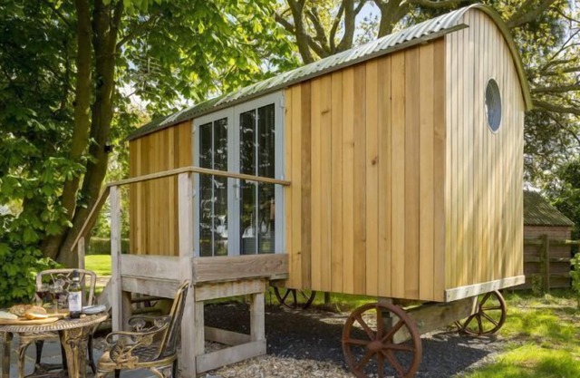 Cedar Tree est une cabane de berger compacte mais luxueuse pour les couples qui surplombent les North Wessex Downs.
