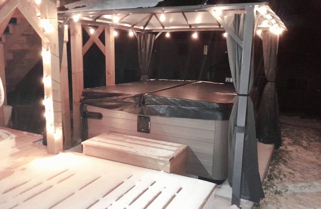 ❤ City-View Studio with Hot Tub ❤